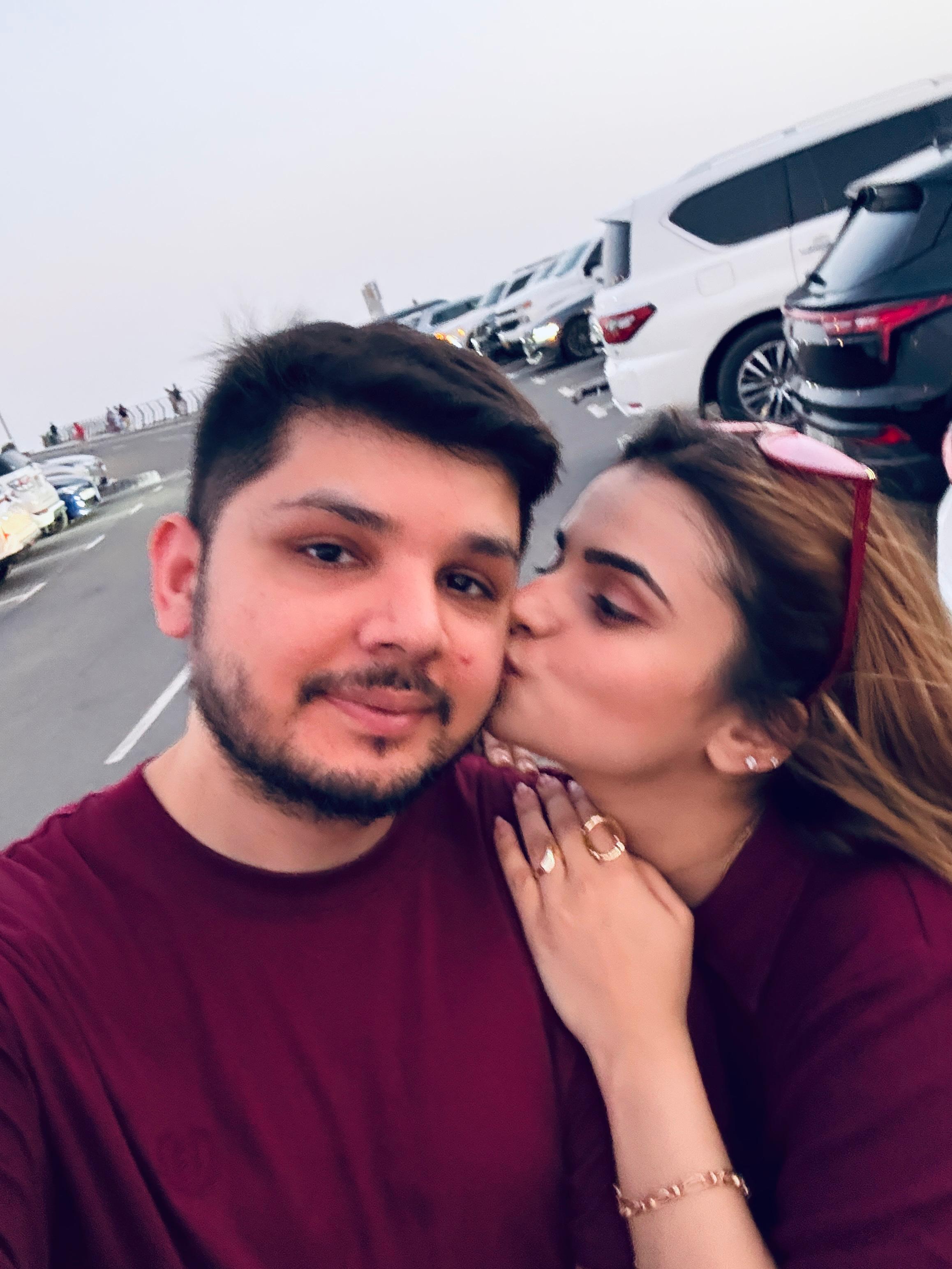 Ayesha kissing Sunny under city lights